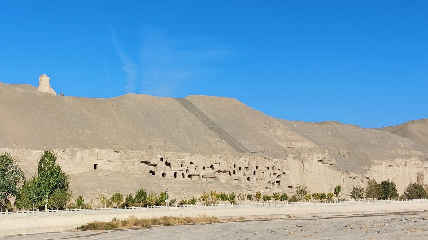 REPORTAGE. "Quand la tempête de sable arrive, on ferme les grottes" : en Chine, dans le désert de Gobi, les autorités tentent de protéger un patrimoine millénaire