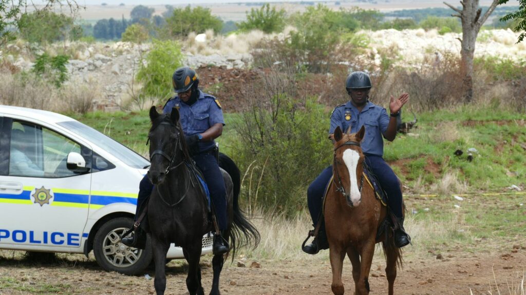 "Ils n'ont pas à manger, pas à boire" : en Afrique du Sud, un bras de fer oppose la police à des mineurs illégaux autour d'une mine qui abriterait de l'or