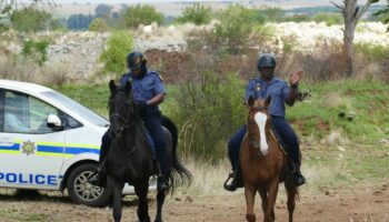 "Ils n'ont pas à manger, pas à boire" : en Afrique du Sud, un bras de fer oppose la police à des mineurs illégaux autour d'une mine qui abriterait de l'or