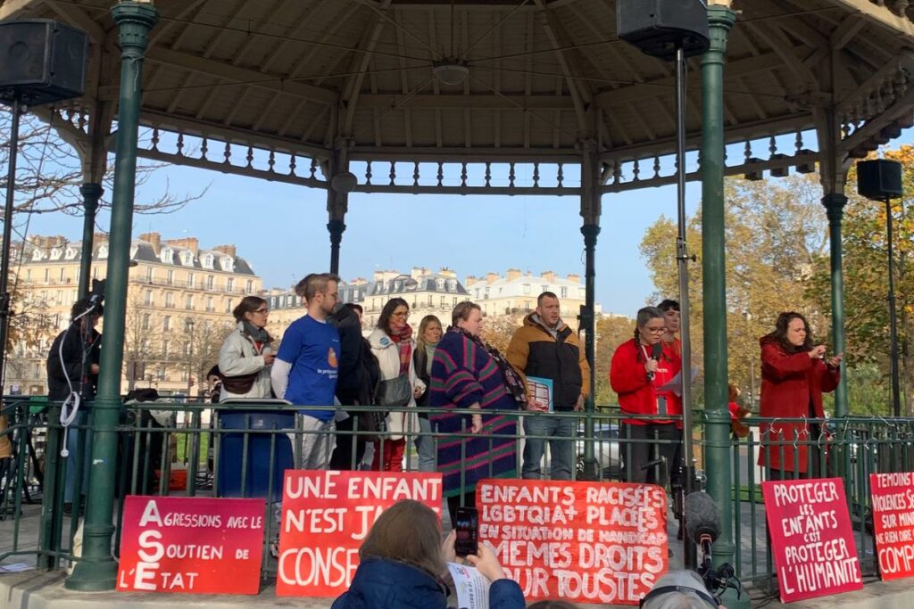 « La révolution enfantiste est en marche » : on est allé au rassemblement « contre les violences faites aux enfants et aux ados »