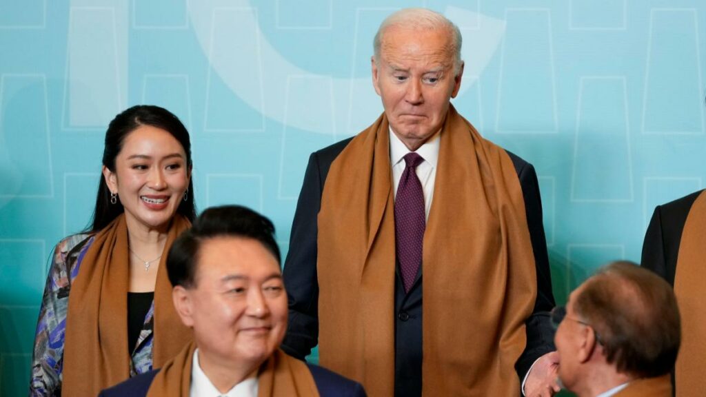 Warten auf Joe – Biden kommt zu spät zum Abschlussfoto