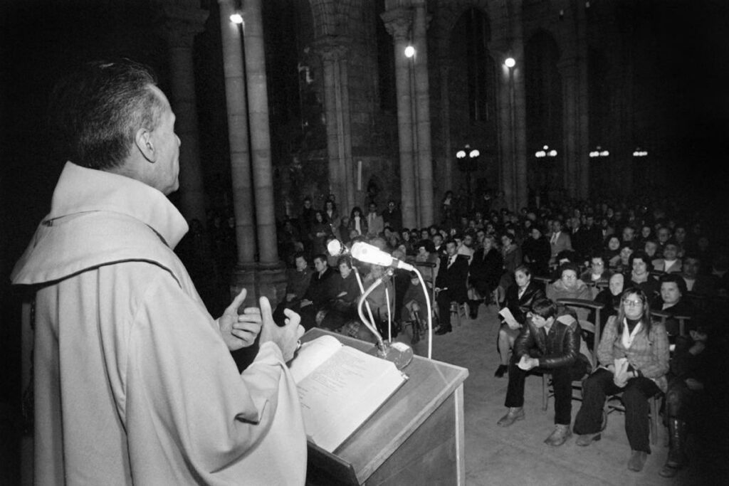 Les prêtres, ces smicards : les finances de l’Eglise catholique en France, il y a 50 ans dans « le Nouvel Obs »