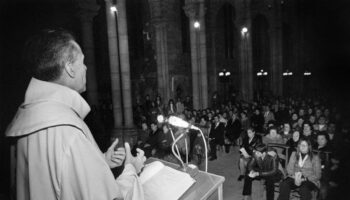 Les prêtres, ces smicards : les finances de l’Eglise catholique en France, il y a 50 ans dans « le Nouvel Obs »