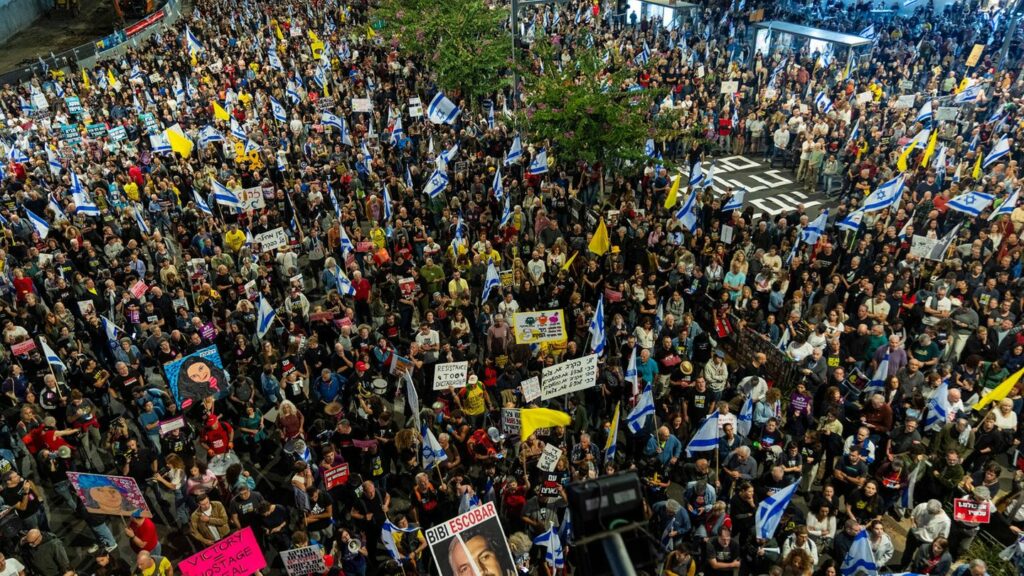 In Tel Aviv demonstrierten wieder hunderte Menschen für ein Abkommen zur Geisel-Freilassung. Foto: Francisco Seco/AP/dpa