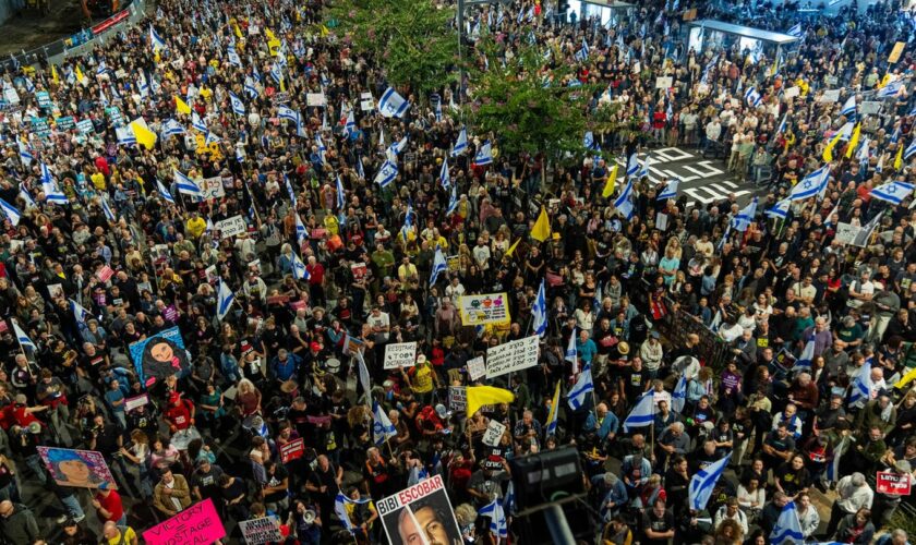 In Tel Aviv demonstrierten wieder hunderte Menschen für ein Abkommen zur Geisel-Freilassung. Foto: Francisco Seco/AP/dpa