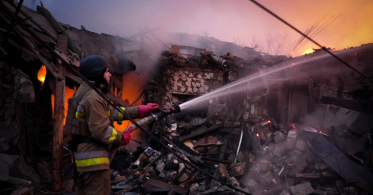 Un secouriste tente d'éteindre un incendie après une attaque de drone à Mykolaïv (Ukraine) le 17 novembre 2024