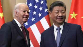 Le président américain Joe Biden (à gauche) s'entretient avec le président chinois Xi Jinping en marge du sommet de la Coopération économique pour l'Asie-Pacifique (APEC) à Lima, au Pérou, le 16 novembre 2024