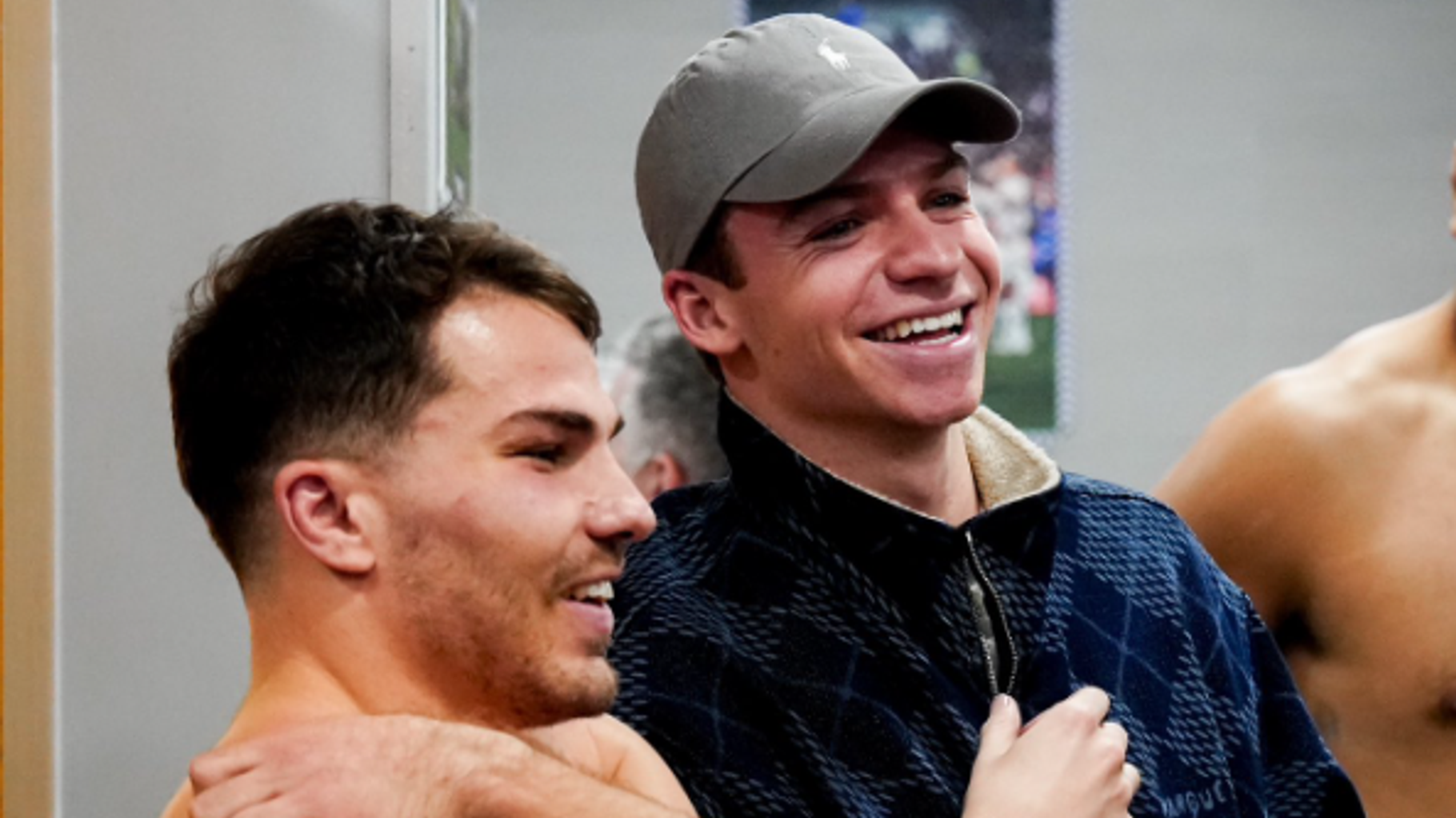 Antoine Dupont et Léon Marchand, les stars bleues des JO, ont célébré ensemble la victoire face aux All Blacks