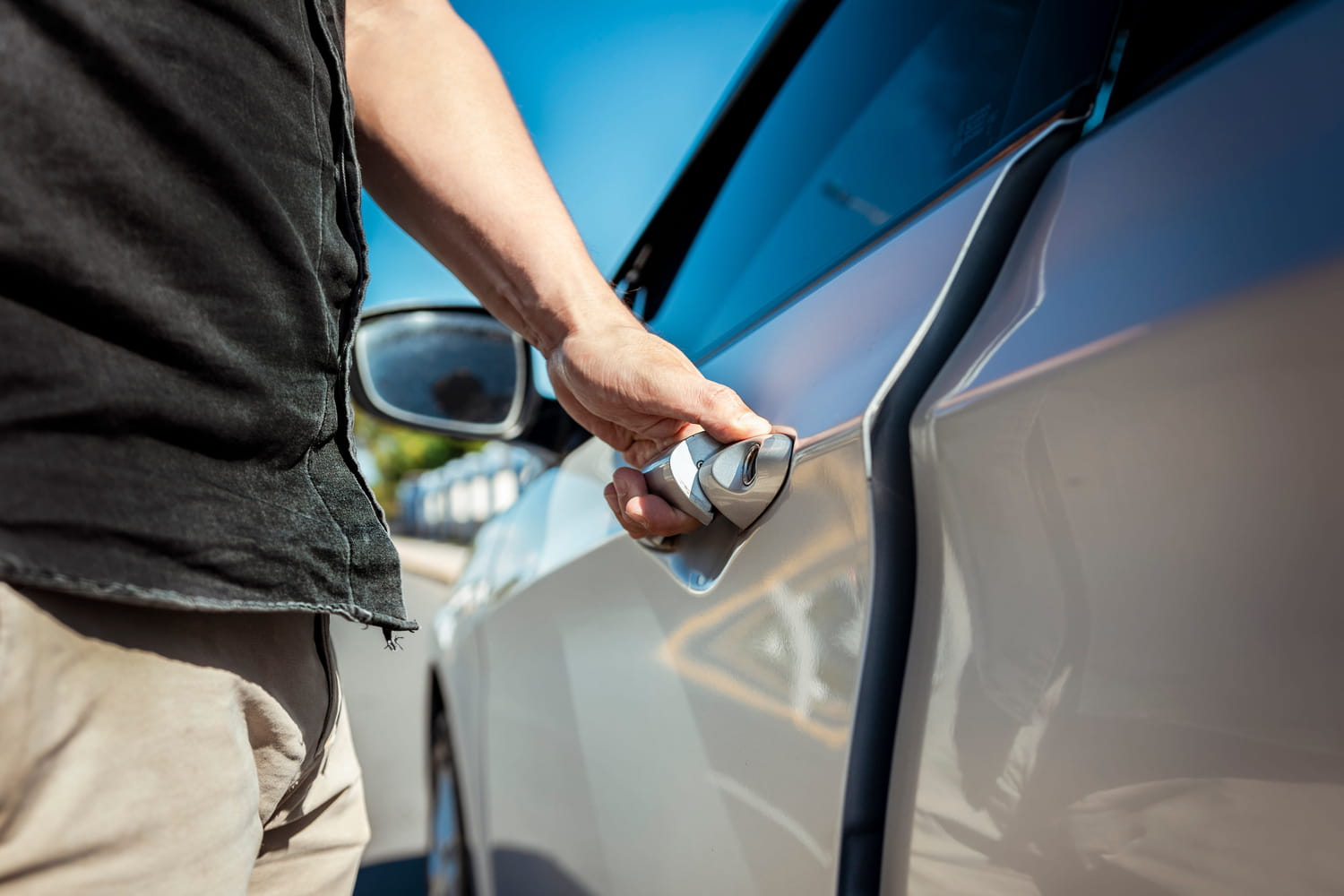 Un mouchoir sur la poignée de votre voiture - voici pourquoi cette découverte doit vous alerter