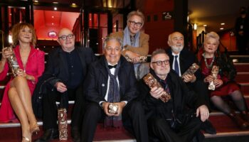 La troupe du Splendid, avec Marie-Anne Chazel, Michel Blanc, Christian Clavier, Thierry Lhermitte, Bruno Moynot, Gerard Jugnot et Josiane Balasko lors de la 46e cérémonie des César en 2021.