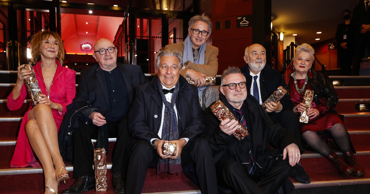 La troupe du Splendid, avec Marie-Anne Chazel, Michel Blanc, Christian Clavier, Thierry Lhermitte, Bruno Moynot, Gerard Jugnot et Josiane Balasko lors de la 46e cérémonie des César en 2021.