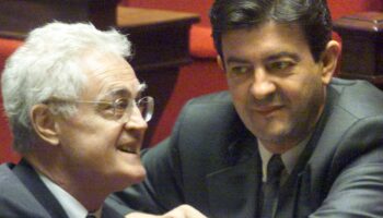 Le 28 mars 2000, le nouveau ministre de l'Enseignement professionnel, Jean-Luc Mélenchon (D), écoute le Premier ministre Lionel Jospin,  dans l'hémicycle de l'Assemblée nationale à Paris, lors de la séance des questions au gouvernement, au lendemain du remaniement ministériel. (Photo by JOEL SAGET / AFP)