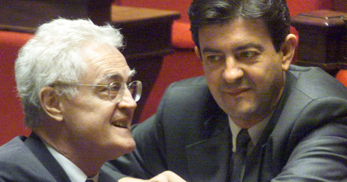 Le 28 mars 2000, le nouveau ministre de l'Enseignement professionnel, Jean-Luc Mélenchon (D), écoute le Premier ministre Lionel Jospin,  dans l'hémicycle de l'Assemblée nationale à Paris, lors de la séance des questions au gouvernement, au lendemain du remaniement ministériel. (Photo by JOEL SAGET / AFP)