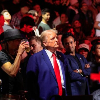 Le président élu des États-Unis Donald Trump, le chanteur Kid Rock et l'entrepreneur américain Vivek Ramaswa se lèvent après la victoire par TKO du champion des poids lourds de l'UFC Jon Jones contre le challenger Stipe Miocic lors du combat pour le titre des poids lourds de l'UFC 309 au Madison Square Garden de New York, le 16 novembre 2024