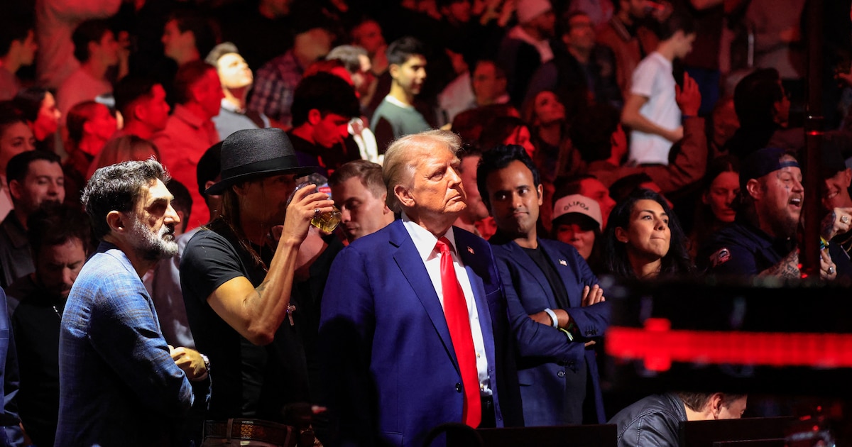 Le président élu des États-Unis Donald Trump, le chanteur Kid Rock et l'entrepreneur américain Vivek Ramaswa se lèvent après la victoire par TKO du champion des poids lourds de l'UFC Jon Jones contre le challenger Stipe Miocic lors du combat pour le titre des poids lourds de l'UFC 309 au Madison Square Garden de New York, le 16 novembre 2024