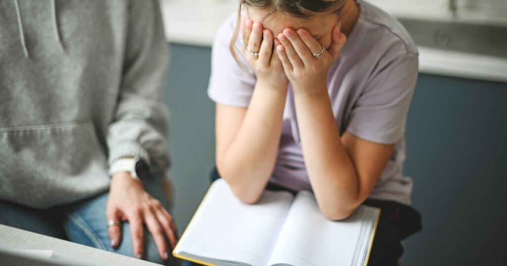 mère et fille faisant leurs devoirs