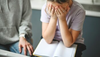 mère et fille faisant leurs devoirs