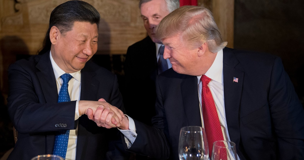 Le président américain Donald Trump (d) et son homologue chinois Xi Jinping se serrent la main lors du dîner à Mar-a-Lago, à West Palm Beach, le 6 avril 2017 en Floride