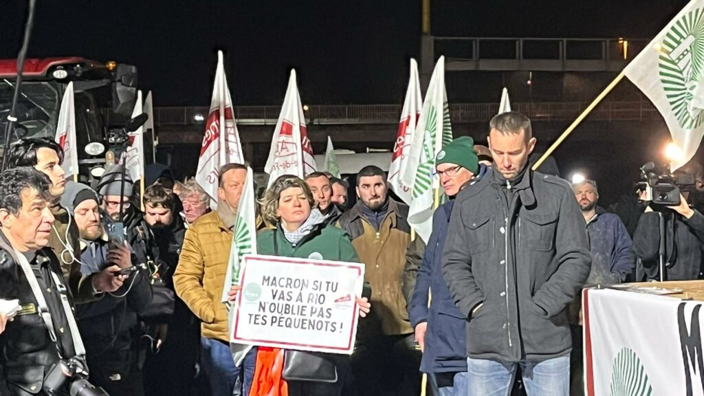 Agriculteurs en colère : à Villacoublay, une centaine de manifestants déjà rassemblés ce dimanche soir