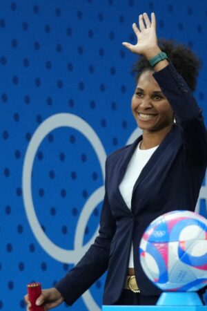 Fédération française de football : "Ça a été une des plus belles transitions que j'ai eu à faire après le football", confie Laura Georges, la secrétaire générale, qui quitte son poste