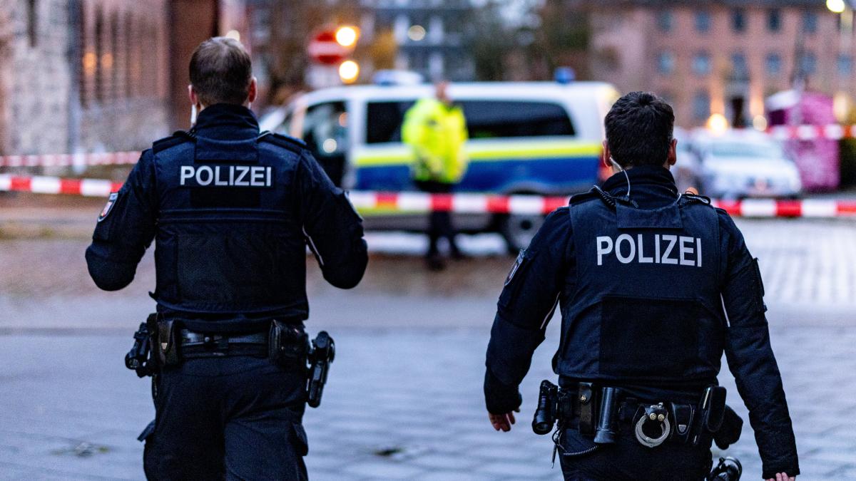 Mit Messern bewaffneter Mann taucht vor Polizeiwache auf – Beamte stoppen ihn mit Schüssen