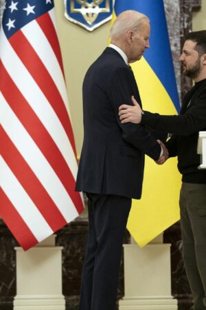 Les Etats-Unis autorisent l'Ukraine à utiliser des missiles à longue portée en Russie : "Joe Biden nous fait un coup de poker", analyse un ancien officier