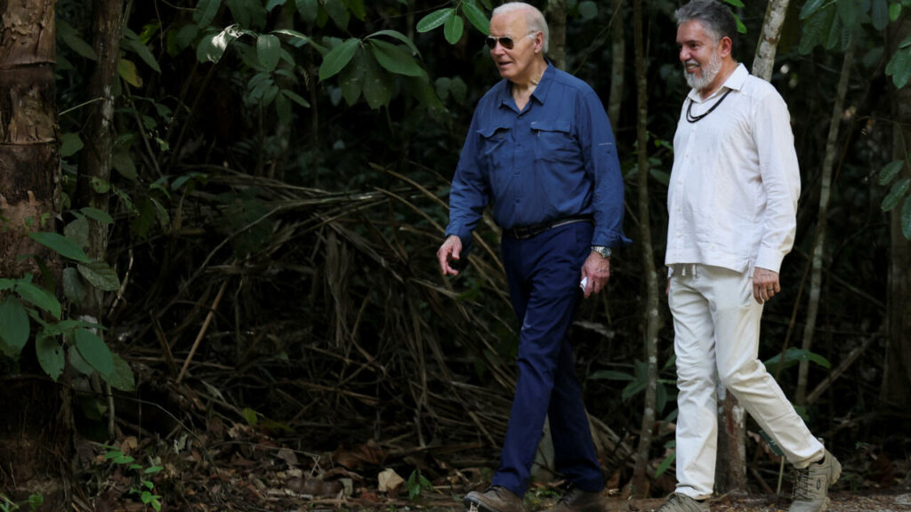 En visite en Amazonie, Joe Biden lance un message à Donald Trump sur le climat