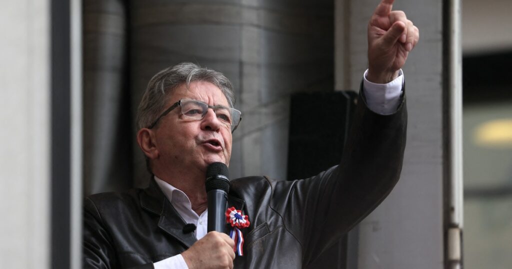 Jean-Luc Mélenchon, fondateur du parti de gauche français La France Insoumise (LFI), prononce un discours lors d'un rassemblement sur la place de la Bastille pour manifester contre le « coup violent » du président français deux mois après les élections législatives, à Paris le 7 septembre 2024.