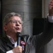 Jean-Luc Mélenchon, fondateur du parti de gauche français La France Insoumise (LFI), prononce un discours lors d'un rassemblement sur la place de la Bastille pour manifester contre le « coup violent » du président français deux mois après les élections législatives, à Paris le 7 septembre 2024.