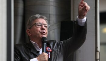 Jean-Luc Mélenchon, fondateur du parti de gauche français La France Insoumise (LFI), prononce un discours lors d'un rassemblement sur la place de la Bastille pour manifester contre le « coup violent » du président français deux mois après les élections législatives, à Paris le 7 septembre 2024.