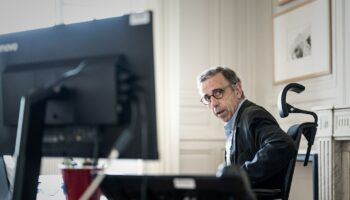 Le maire EELV de Bordeaux, Pierre Hurmic, le 13 juillet 2020 dans son bureau