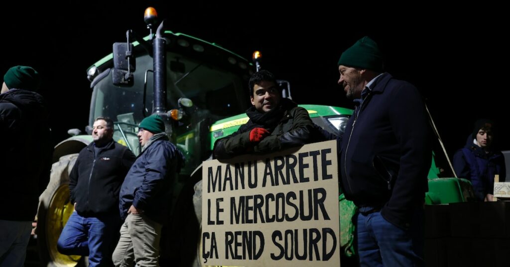 Des agriculteurs manifestent sur la nationale N118 près de Vélizy-Villacoublay (Yvelines) le 17 novembre 2024