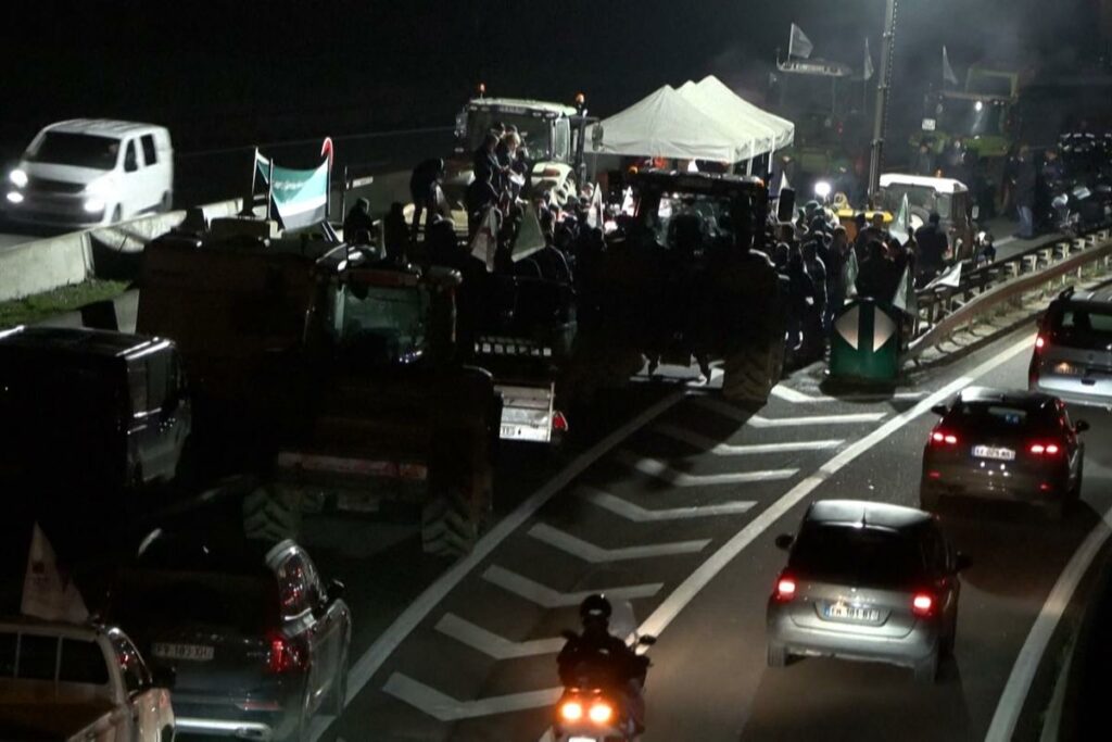 Colère des agriculteurs : blocage de la RN 118 près de Paris contre l’accord de libre-échange UE-Mercosur