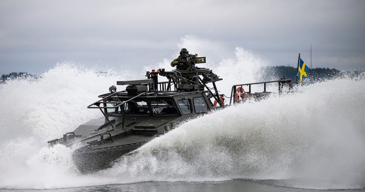 Un engin d’assaut rapide suédois lors d’un exercice militaire, le 20 février 2024, à la base navale de Berga.