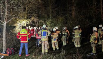 Teenager stürzen bei Flucht vor Polizei in Schacht – zwei Schwerverletzte