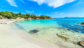 On dirait les Maldives mais à 2 heures de Paris - cette île européenne est idéale pour faire le plein de soleil