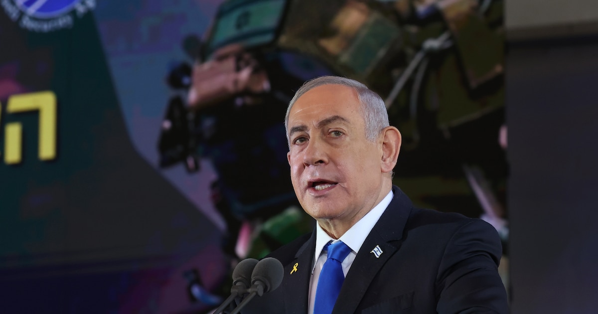 Le Premier ministre israélien Benjamin Netanyahu s'exprime lors d'une cérémonie marquant le 1er anniversaire selon le calendrier hébraïque de l'attaque du Hamas du 7 octobre 2023, au cimetière militaire du mont Herzl à Jérusalem, le 27 octobre 2024