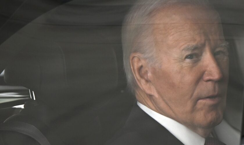 Le président américain Joe Biden arrive au centre des congrès de Lima, le 16 novembre 2024