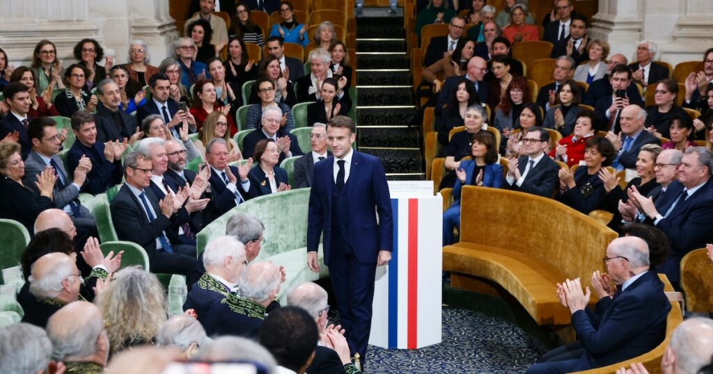 Les langues régionales ont été un « instrument de division de la nation »,  notamment déclaré Emmanuel Macron lors de la séance solennelle de présentation de la 9e édition du Dictionnaire de l'Académie française.