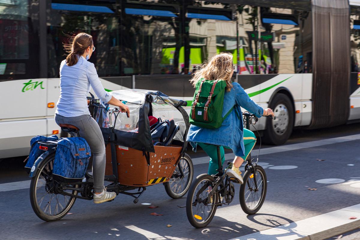 Comment faire quand la voiture se tankérise et que le vélo s’automobilise ?