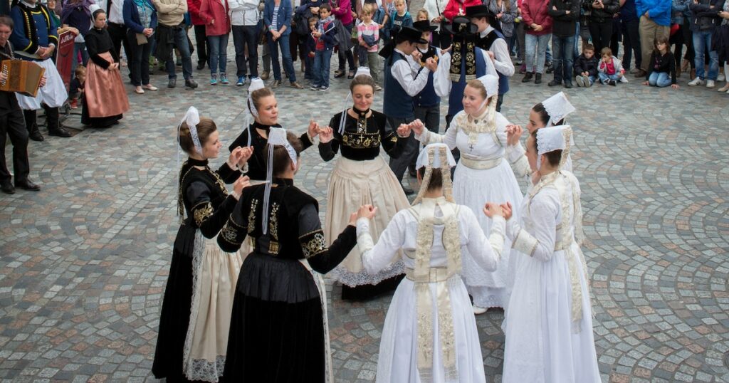 A Quimper, le festival de Cornouaille, défilé des danseurs et sonneurs en costume Credit: Jacques Sierpinski / Aurimages (Photo by Jacques Sierpinski / Jacques Sierpinski / Aurimages via AFP)