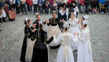 A Quimper, le festival de Cornouaille, défilé des danseurs et sonneurs en costume Credit: Jacques Sierpinski / Aurimages (Photo by Jacques Sierpinski / Jacques Sierpinski / Aurimages via AFP)