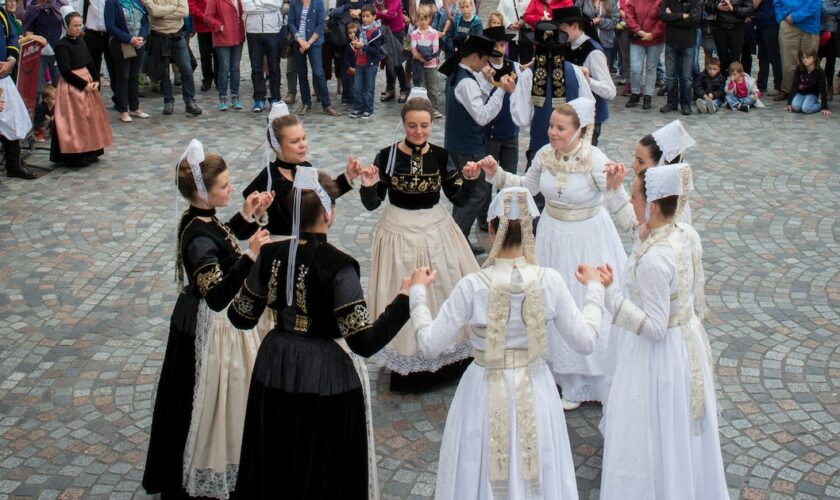 A Quimper, le festival de Cornouaille, défilé des danseurs et sonneurs en costume Credit: Jacques Sierpinski / Aurimages (Photo by Jacques Sierpinski / Jacques Sierpinski / Aurimages via AFP)