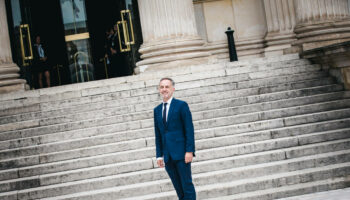 Emmanuel Grégoire, ex-premier adjoint d’Anne Hidalgo, se déclare candidat à la mairie de Paris