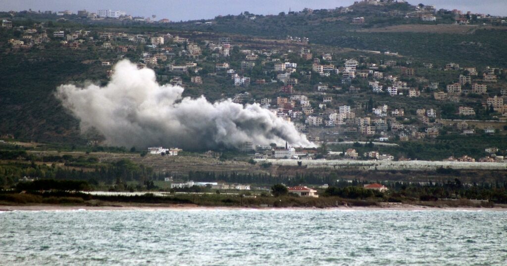 De la fumée s'élève du site d'une frappe israélienne dans le village de Mansouri dans la région de Tyr, dans le sud du Liban, le 18 novembre 2024