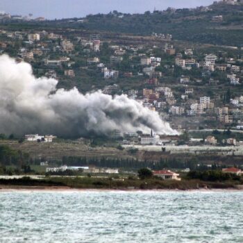 De la fumée s'élève du site d'une frappe israélienne dans le village de Mansouri dans la région de Tyr, dans le sud du Liban, le 18 novembre 2024