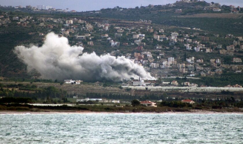 De la fumée s'élève du site d'une frappe israélienne dans le village de Mansouri dans la région de Tyr, dans le sud du Liban, le 18 novembre 2024