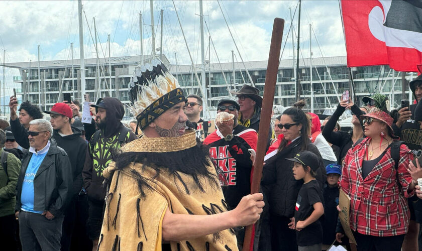 Nouvelle-Zélande : manifestation massive, haka d’une députée… Les droits des Maoris au cœur d’une bataille politique