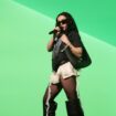 Charli XCX enflamme Times Square avec un concert surprise des titres de l’album « Brat »