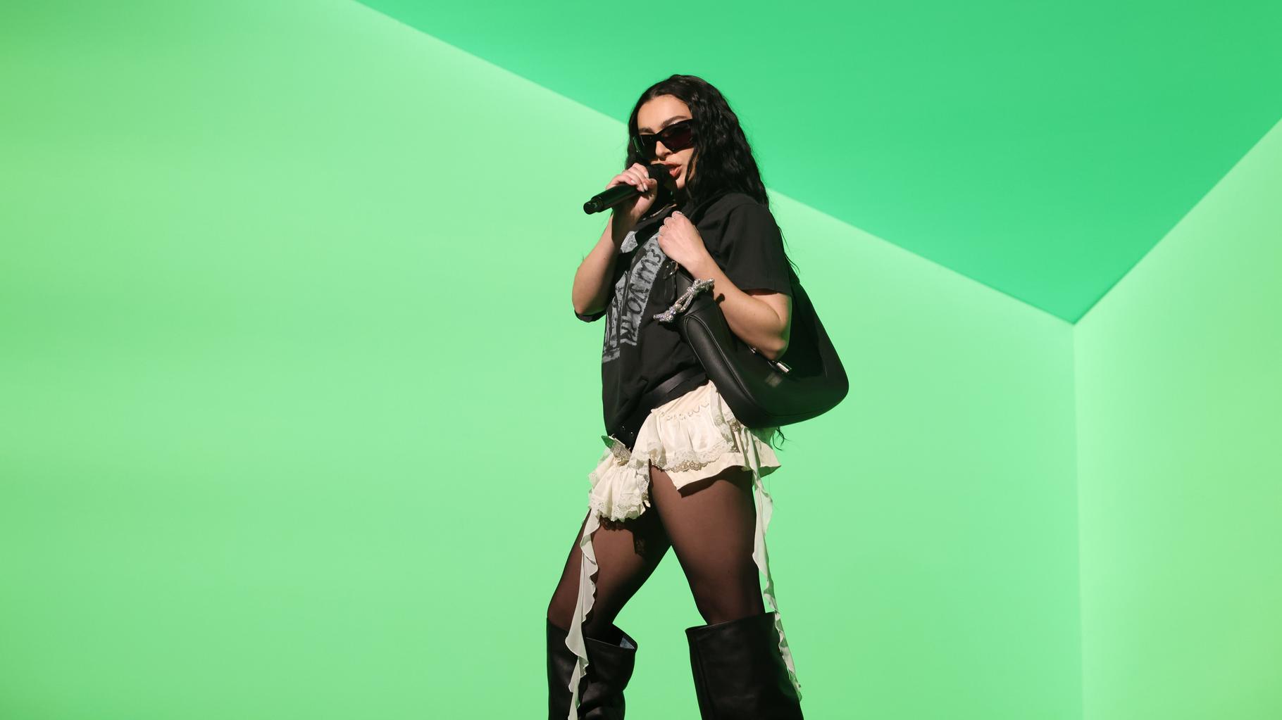 Charli XCX enflamme Times Square avec un concert surprise des titres de l’album « Brat »